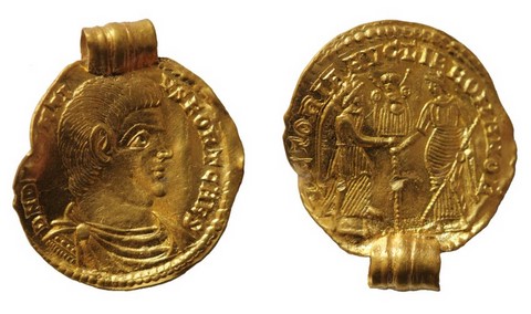 gold coin roman emperor magnentius with loop after 350 AD found in Nordkehdingen marshes of Elbe river