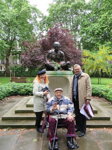 With Anne-Marie, Alexandre and Mahatma Gandhi in London, Tavistock Square (May)