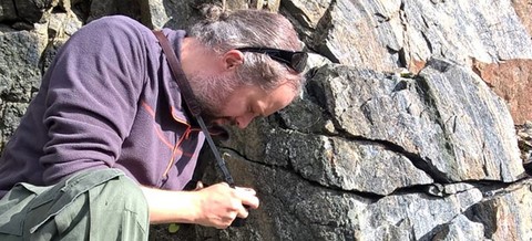 Matthis Smit at work with Norwegian rocks 2017